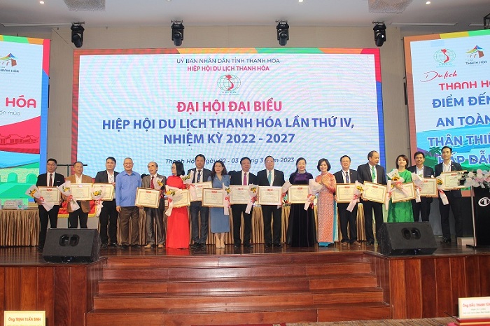 Hiệp hội Du lịch Việt Nam trao tặng Bằng khen cho các tập thể, cá nhân có thành tích.